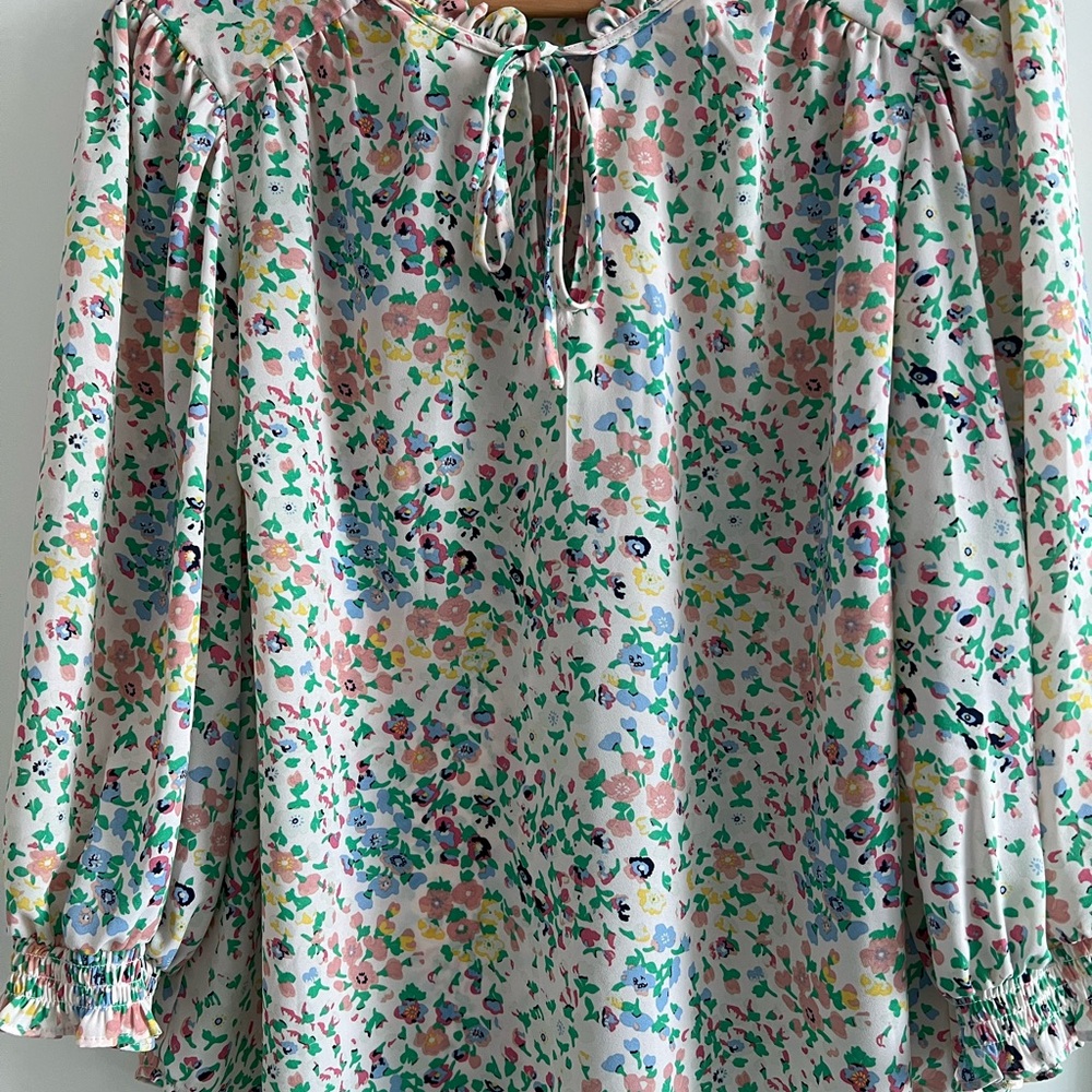 Carolina Belle women’s top. Gorgeous fit. 1X V neck with cord closure. Chic!